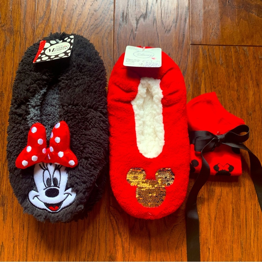 Minnie Mouse Slippers & Sock Gift Set NWT Christmas